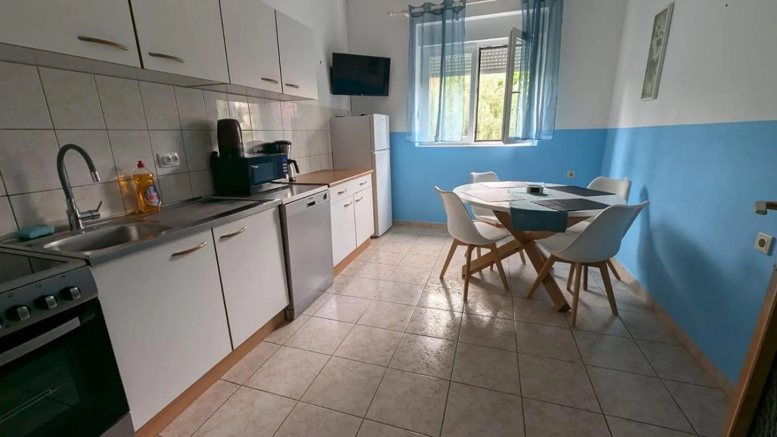 Apartments Lilly Weiss Banjol Croatia